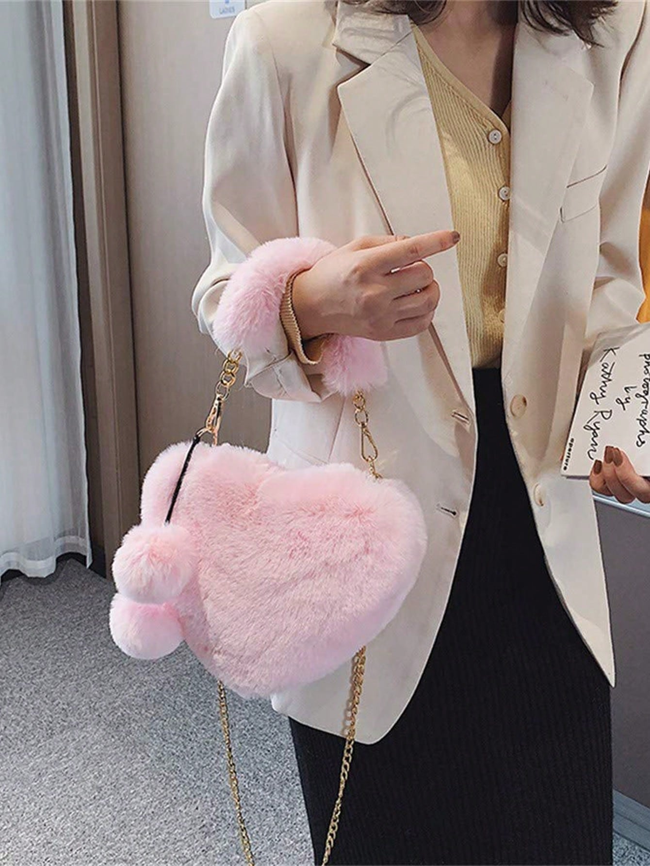 Furry Purse for Girls Heart Shaped Fluffy Handbag for Women Soft Small Shoulder Bag Clutch Purse with Metal Chain Strap . the Best Valentine'S Gifts for Girlfriend Lady & Woman. Perfect for Shopping, Daily Use, Perfect Valentine'S Day Gift for Her, Best Valentines' Gift Choice Ever, Fashionable Heart Purse, Perfectly Match with Valentine'S Day Dress